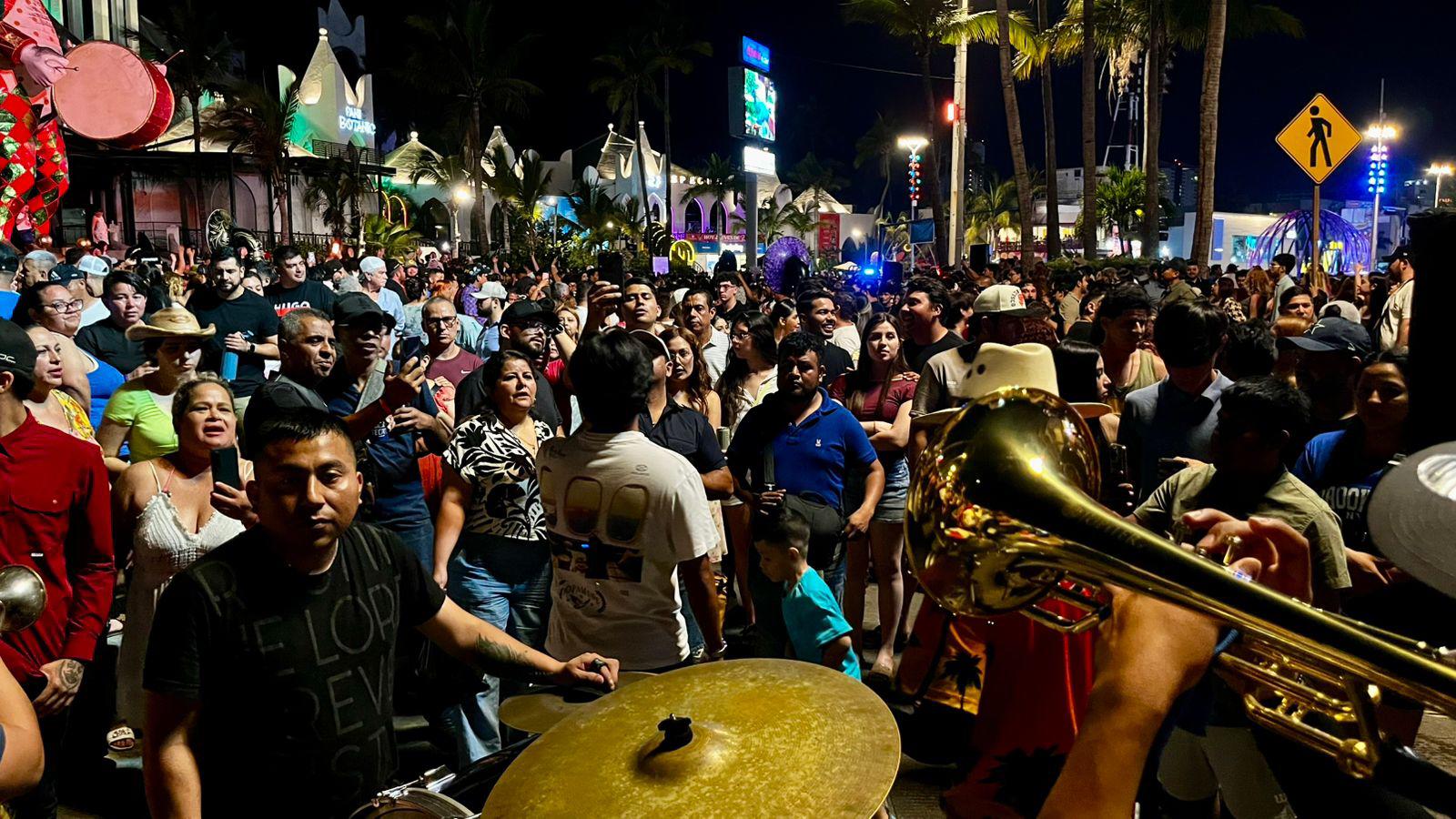 $!Reúne zona de las Letras de Mazatlán a cientos de personas durante el Viernes Santo