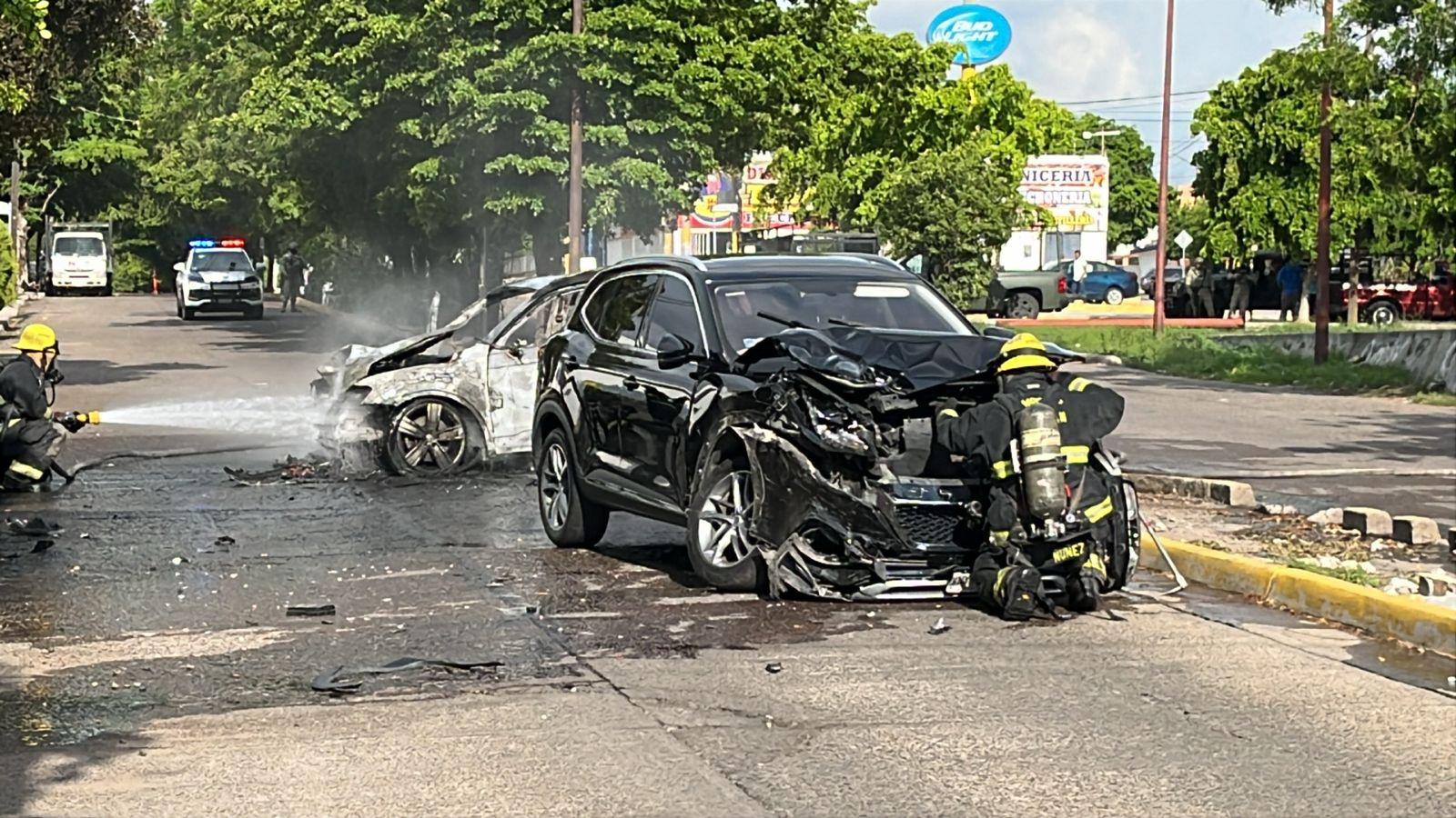 $!Camioneta se incendia tras choque en la colonia Miguel Hidalgo, en Culiacán