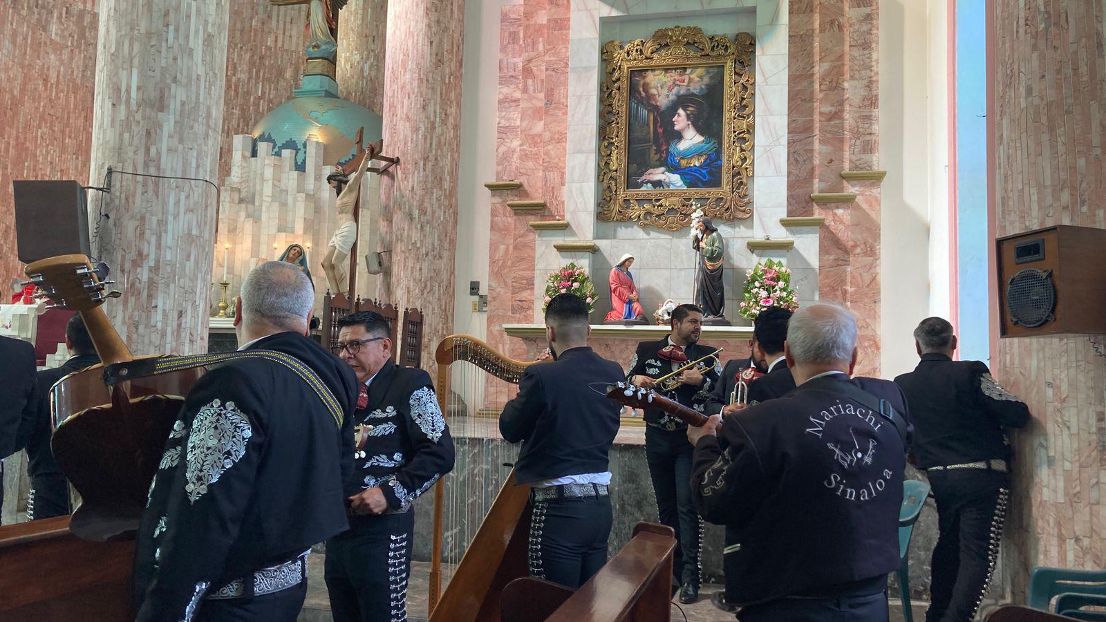 $!Honran y agradecen músicos mazatlecos a Santa Cecilia con ‘Las Mañanitas’ en su día