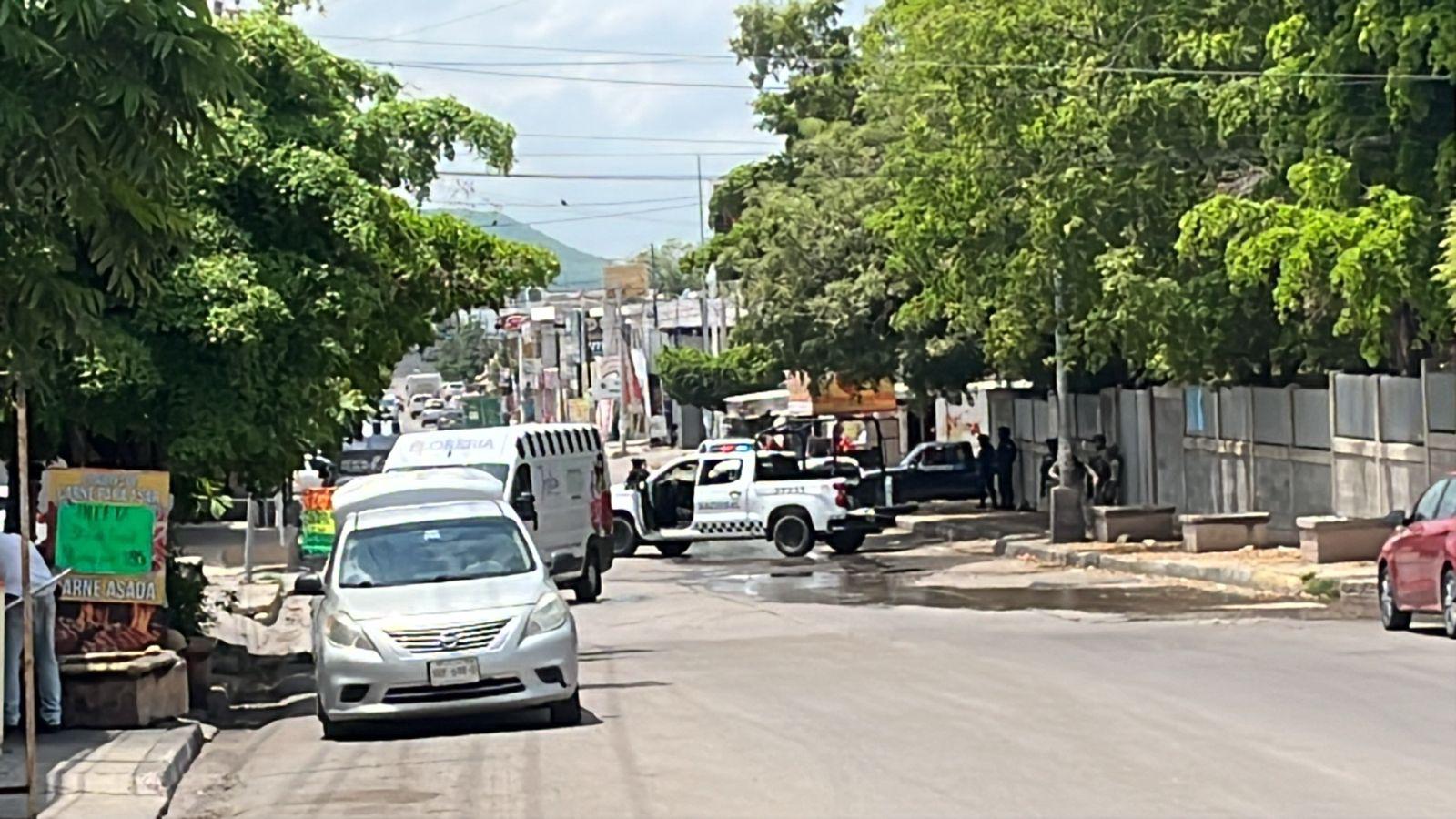 $!Ataque armado en colonia 10 de Mayo deja un herido y dos vehículos baleados en Culiacán