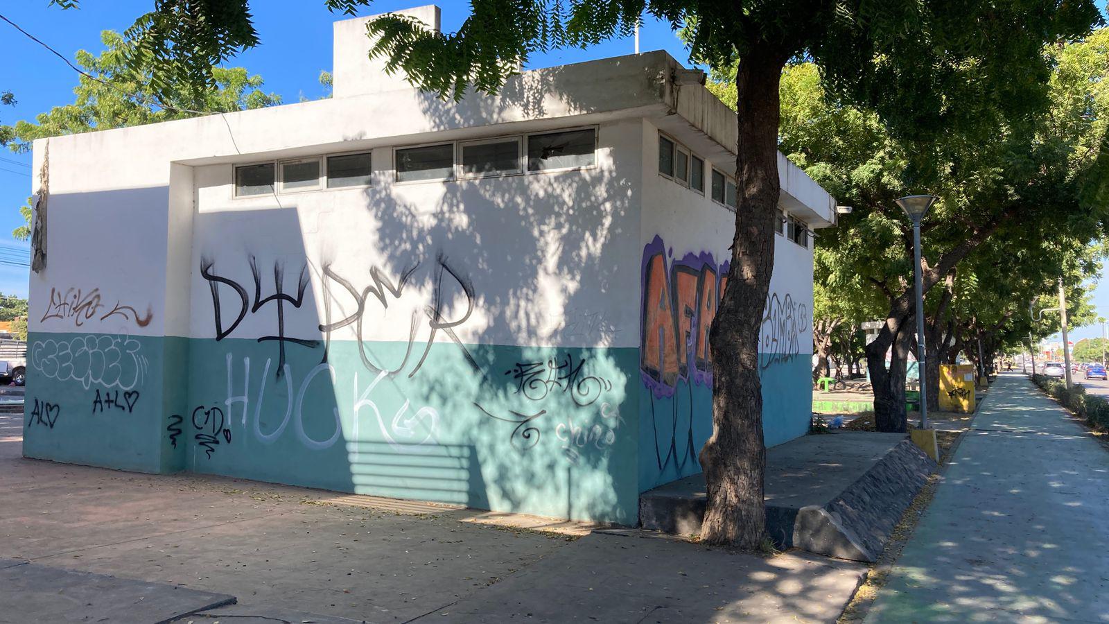 $!Grafitis dañan espacios del Parque Lineal en Mazatlán