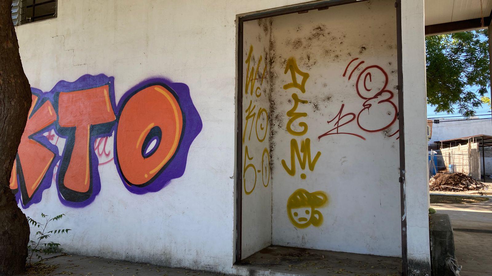 $!Grafitis dañan espacios del Parque Lineal en Mazatlán