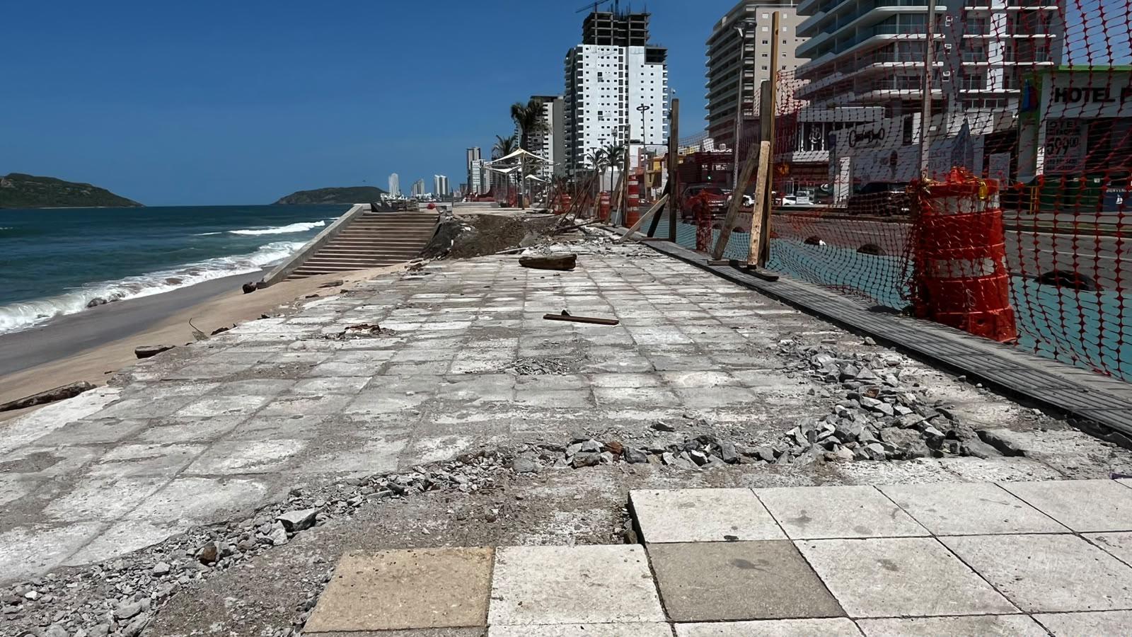 $!Prevén que reparación de socavón en el Malecón de Mazatlán dure aproximadamente dos meses