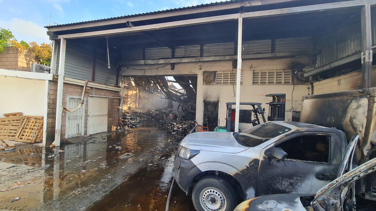 $!Evacúan a 113 personas por incendio en bodega de Bachigualato, en Culiacán
