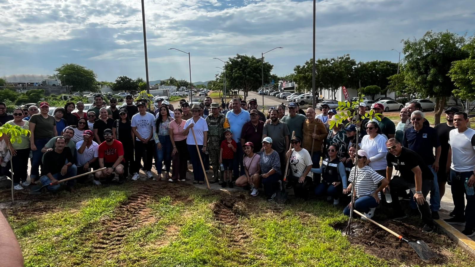 $!Plantan 60 árboles y 60 bugambilias en Jornada Nacional de Reforestación en Mazatlán