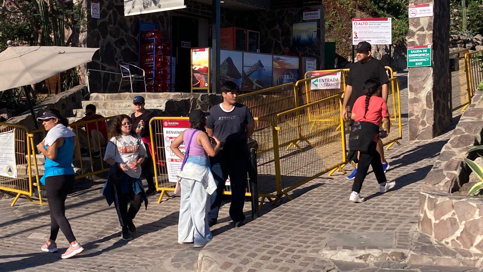 $!Decenas disfrutan la subida al Faro Mazatlán en domingo fresco