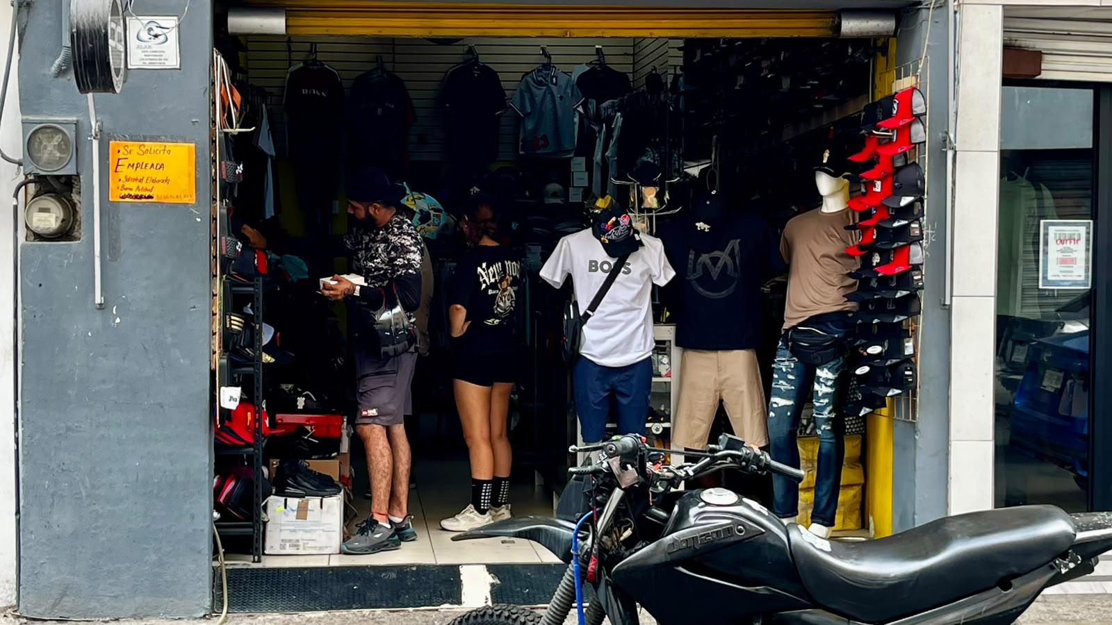 $!Reportan comerciantes poco repunte en ventas por Día del Padre en el Centro de Mazatlán