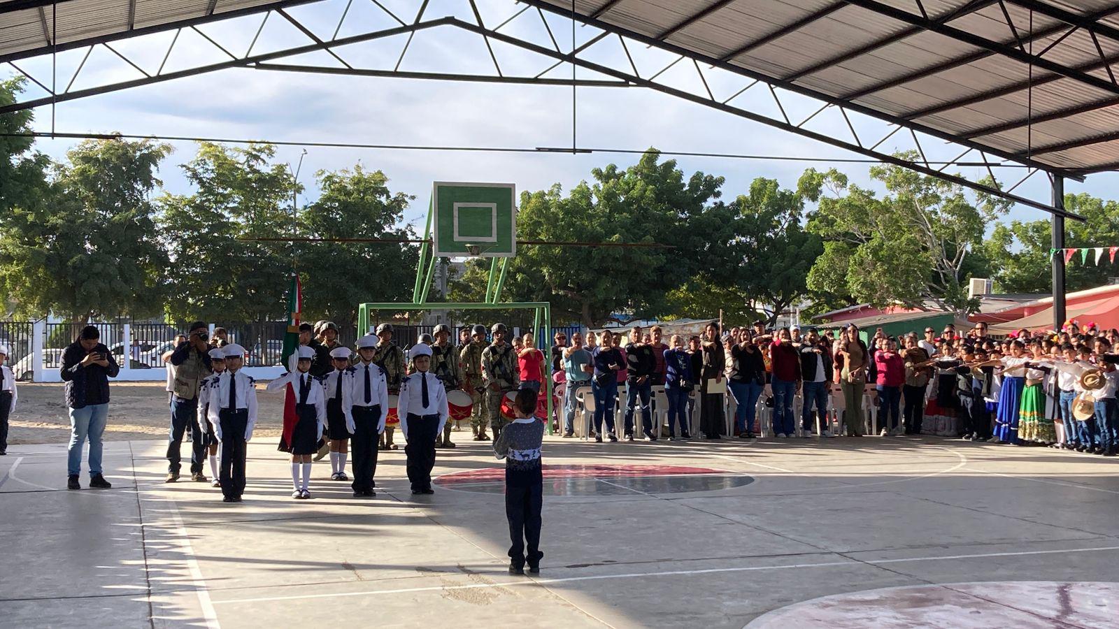 $!Se compromete Alcaldesa de Mazatlán a construir gradas en primaria de Valle Bonito