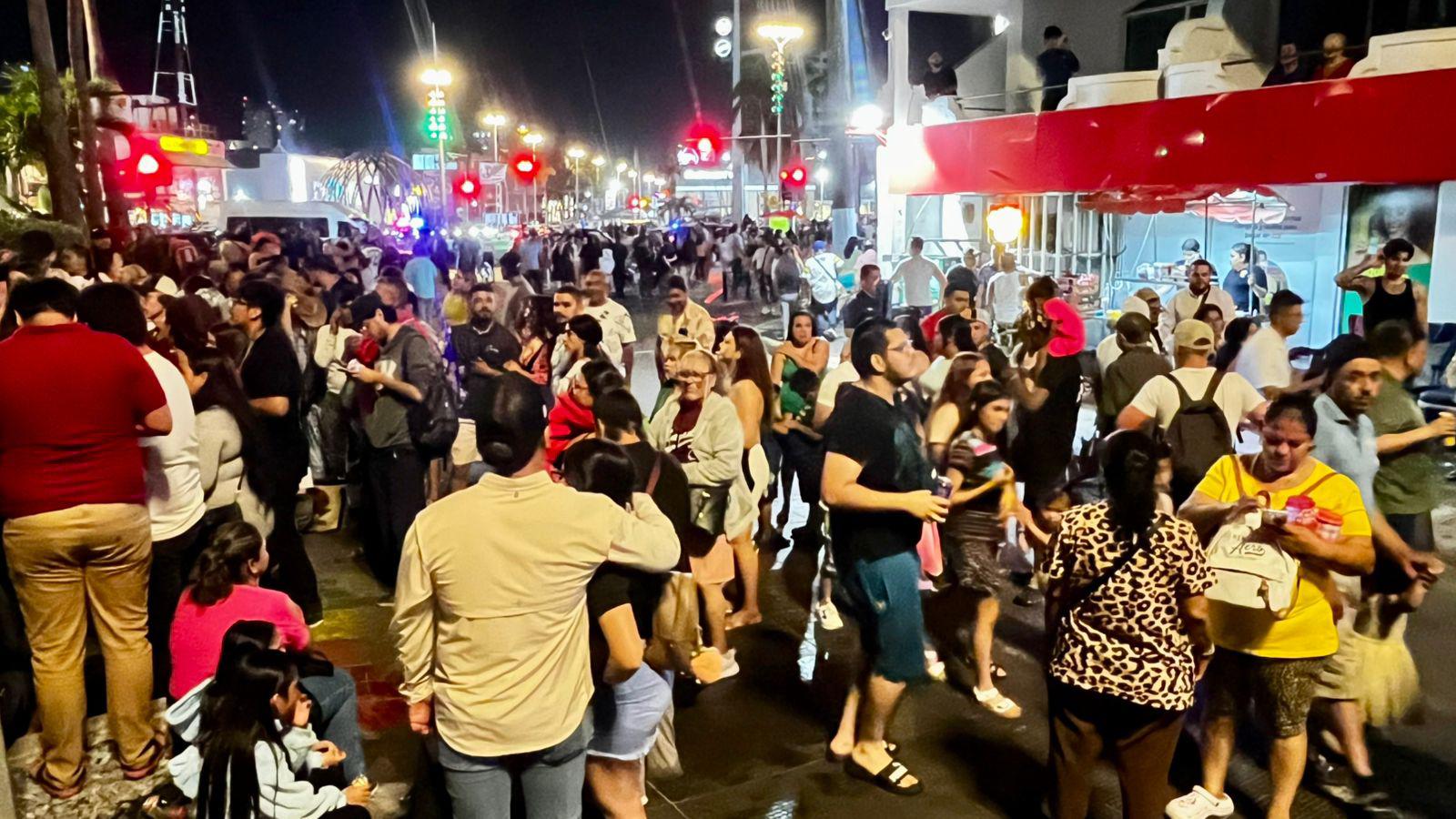 $!Cientos disfrutan de un ambiente festivo en Las Letras de Mazatlán por tercer día consecutivo