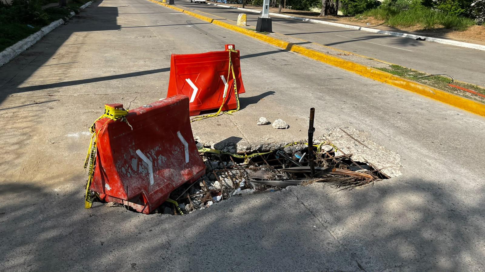 $!Continúa fuga de drenaje que contamina desde hace una semana el Estero del Yugo