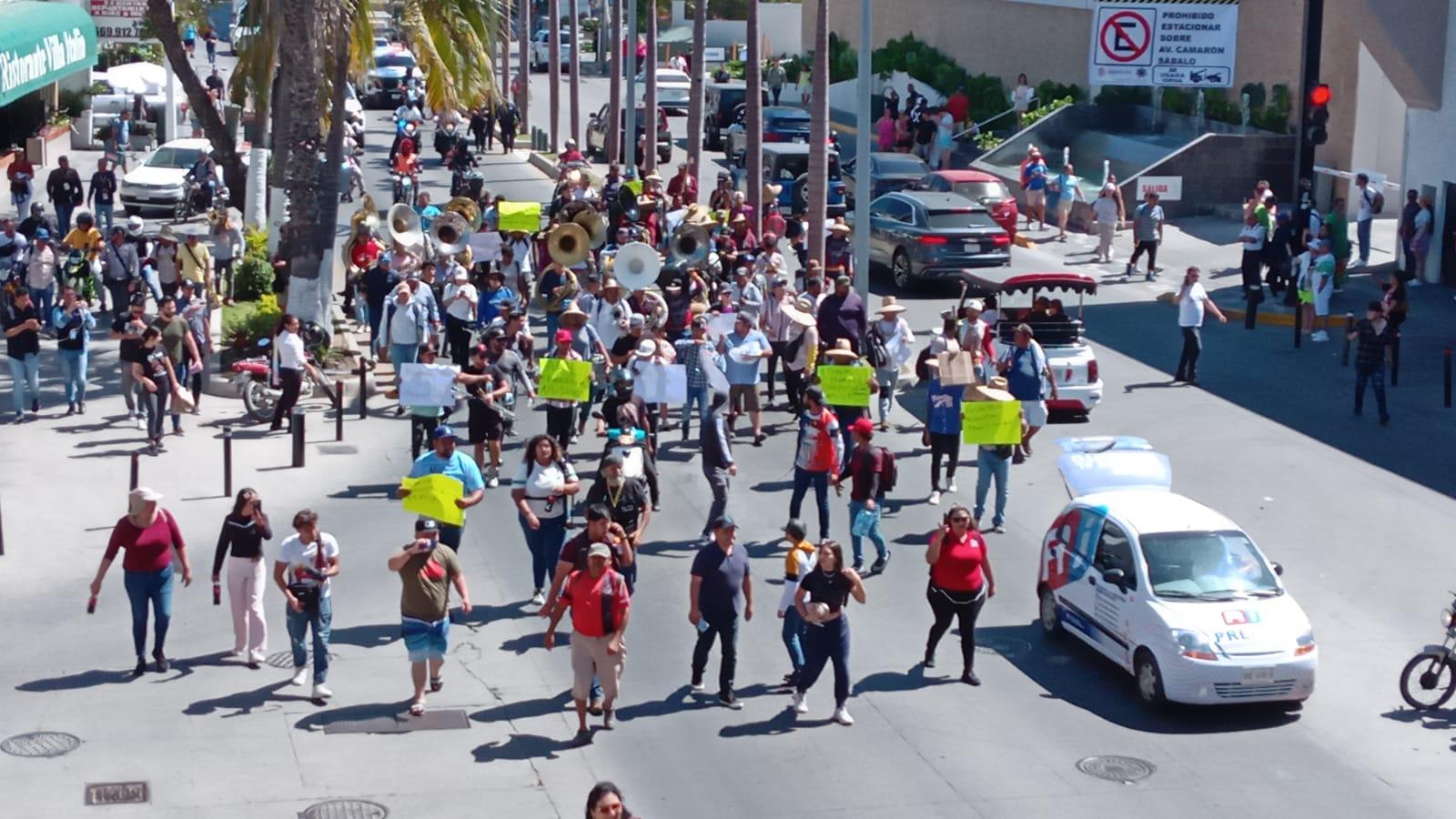 $!Se manifiestan músicos tocando y con marcha en plena zona turística