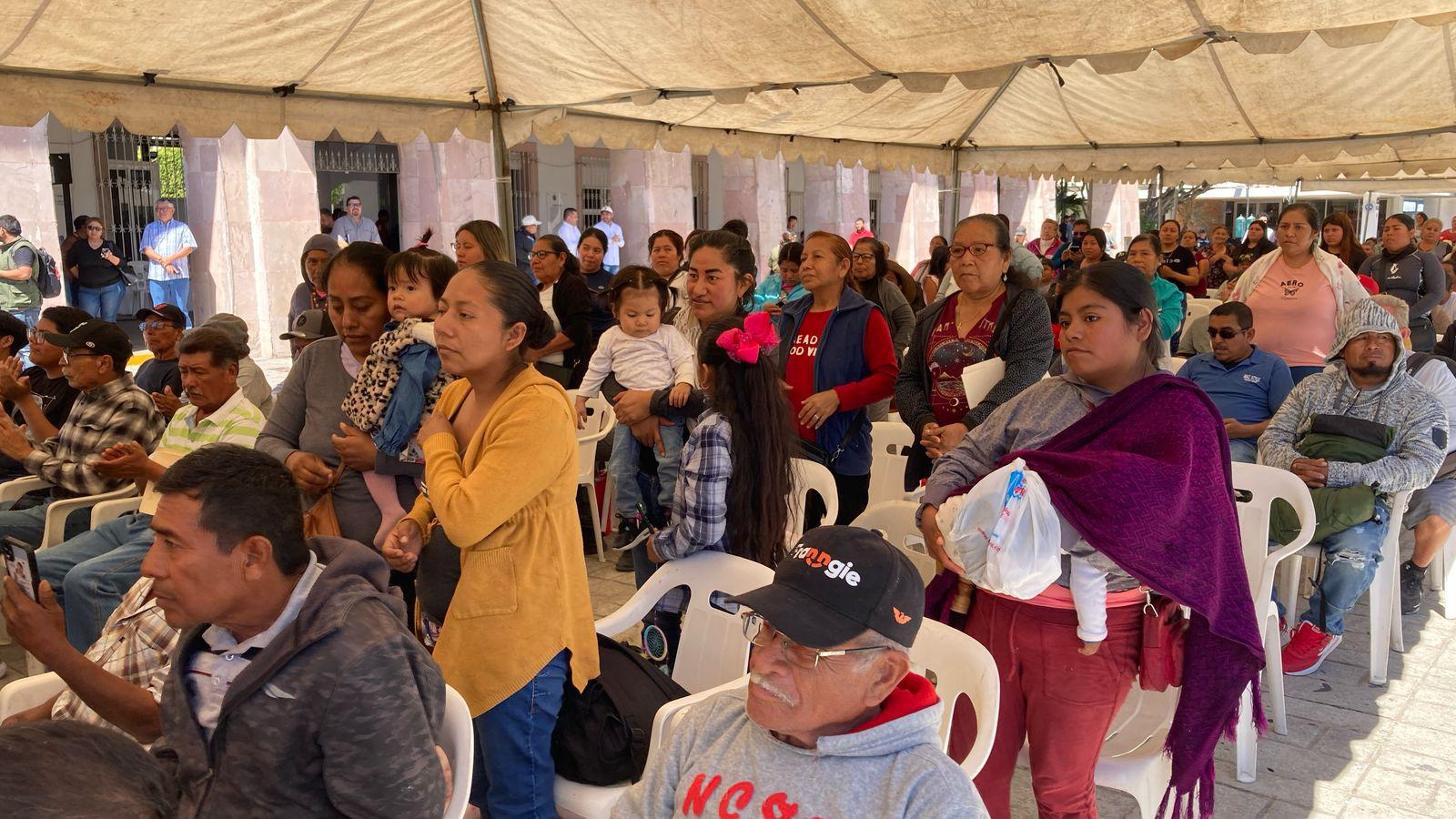 $!Vendedores de playas y pequeños comerciantes reciben apoyos económicos del gobierno del Estado