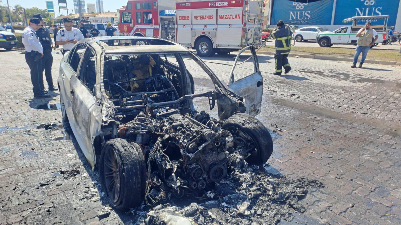 $!Falla eléctrica de un automóvil activa emergencia en la zona de La Marina, en Mazatlán
