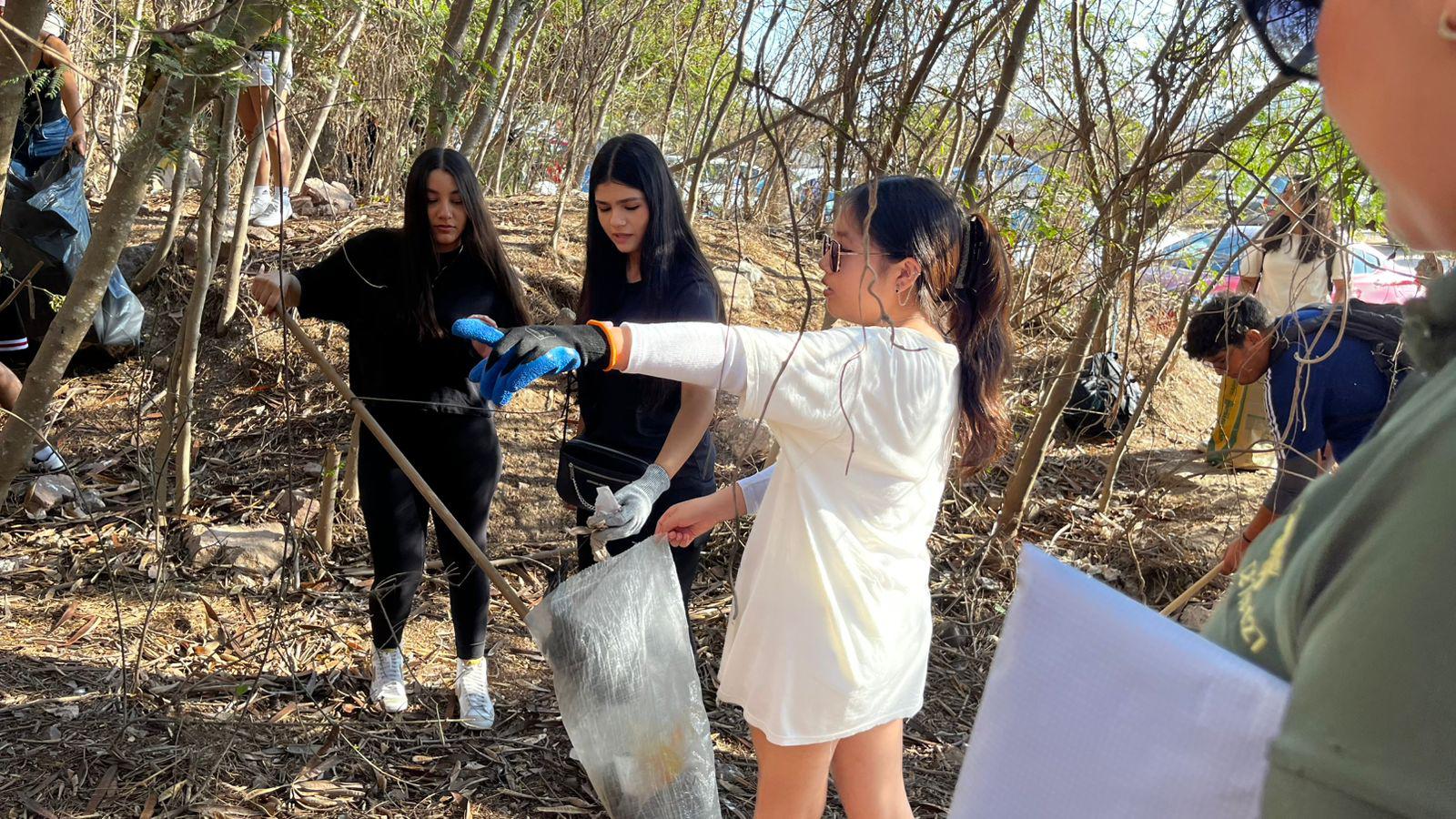 $!Recolectan más de 470 kilos de basura en jornada de limpieza en el Faro Mazatlán