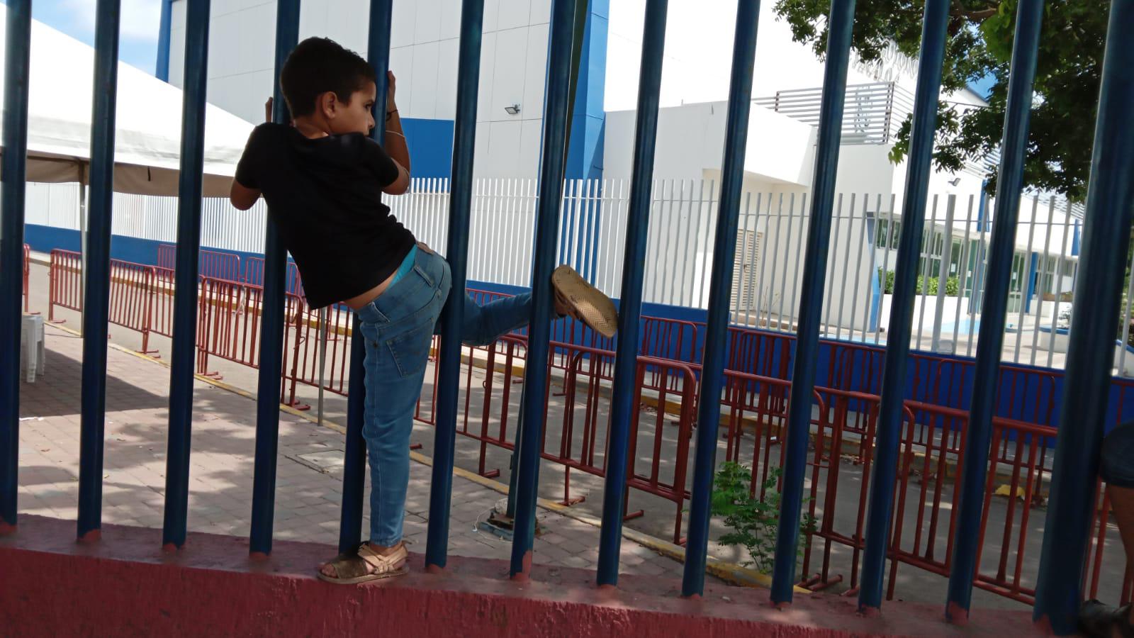 $!Van a vacunar a sus niñas y niños, pero no alcanzan dosis en Mazatlán; se inconforman