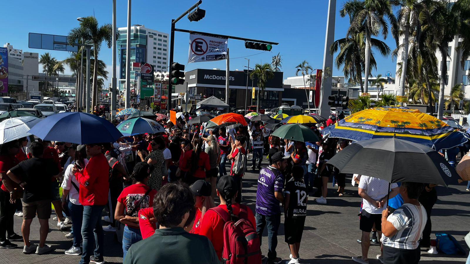 $!Familiares y alumnos bloquean vialidades en Mazatlán para exigir liberación de entrenadores