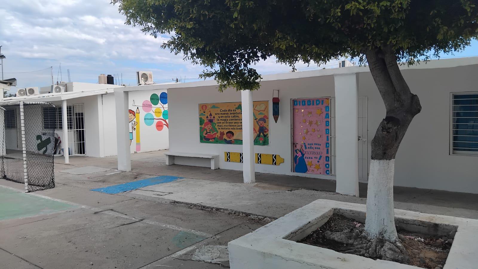 $!Entre colores, libros y sueños, el profesor Joel dará la bienvenida a clases a sus alumnos