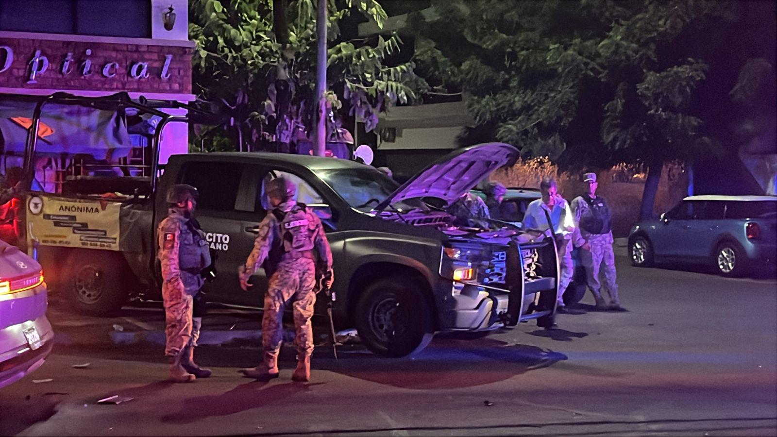 $!Choque en Las Quintas 4 militares heridos y daños en negocio en Culiacán