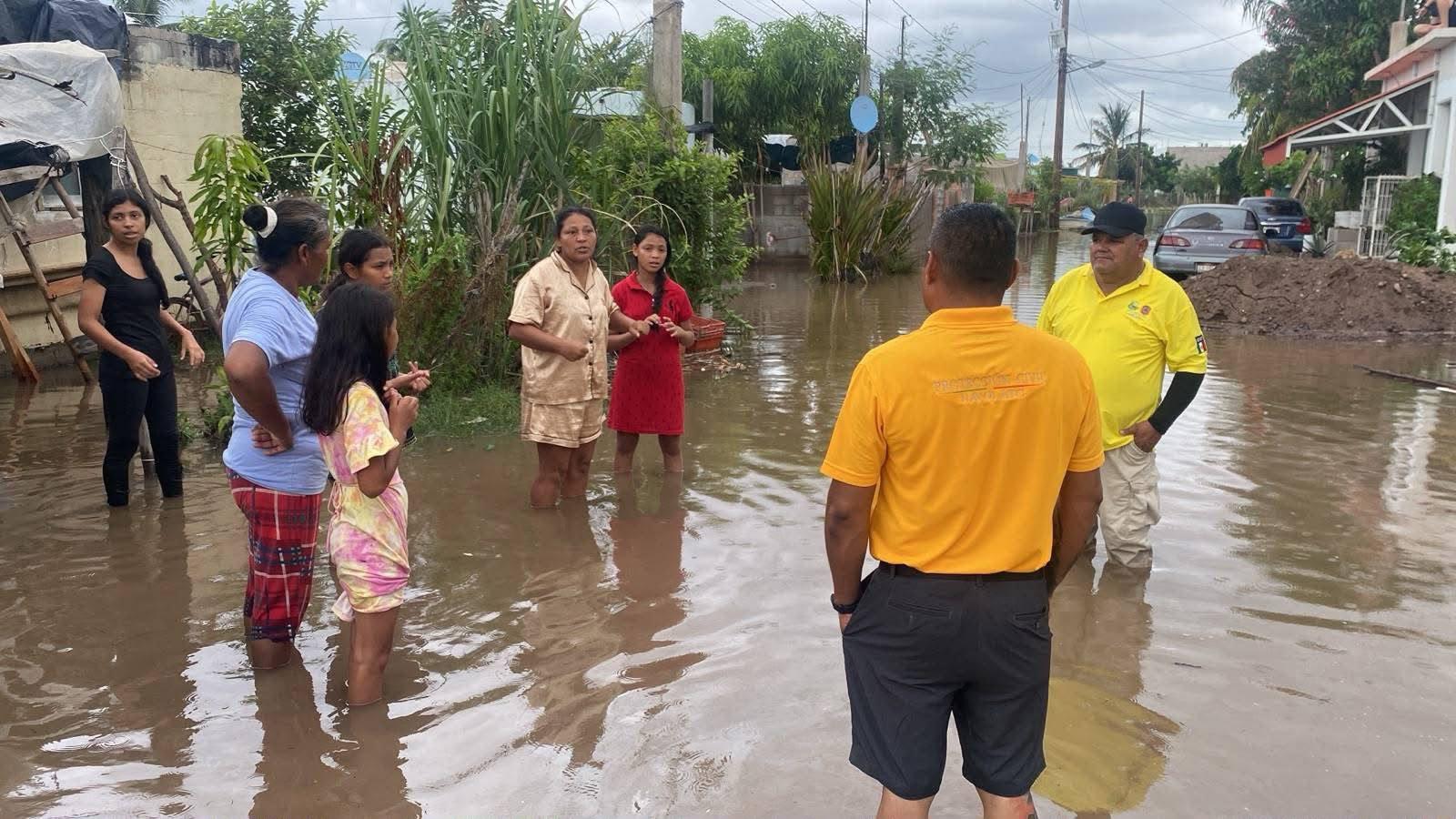 $!Se preparan para posible evacuación en Altata por marea alta y mar de fondo