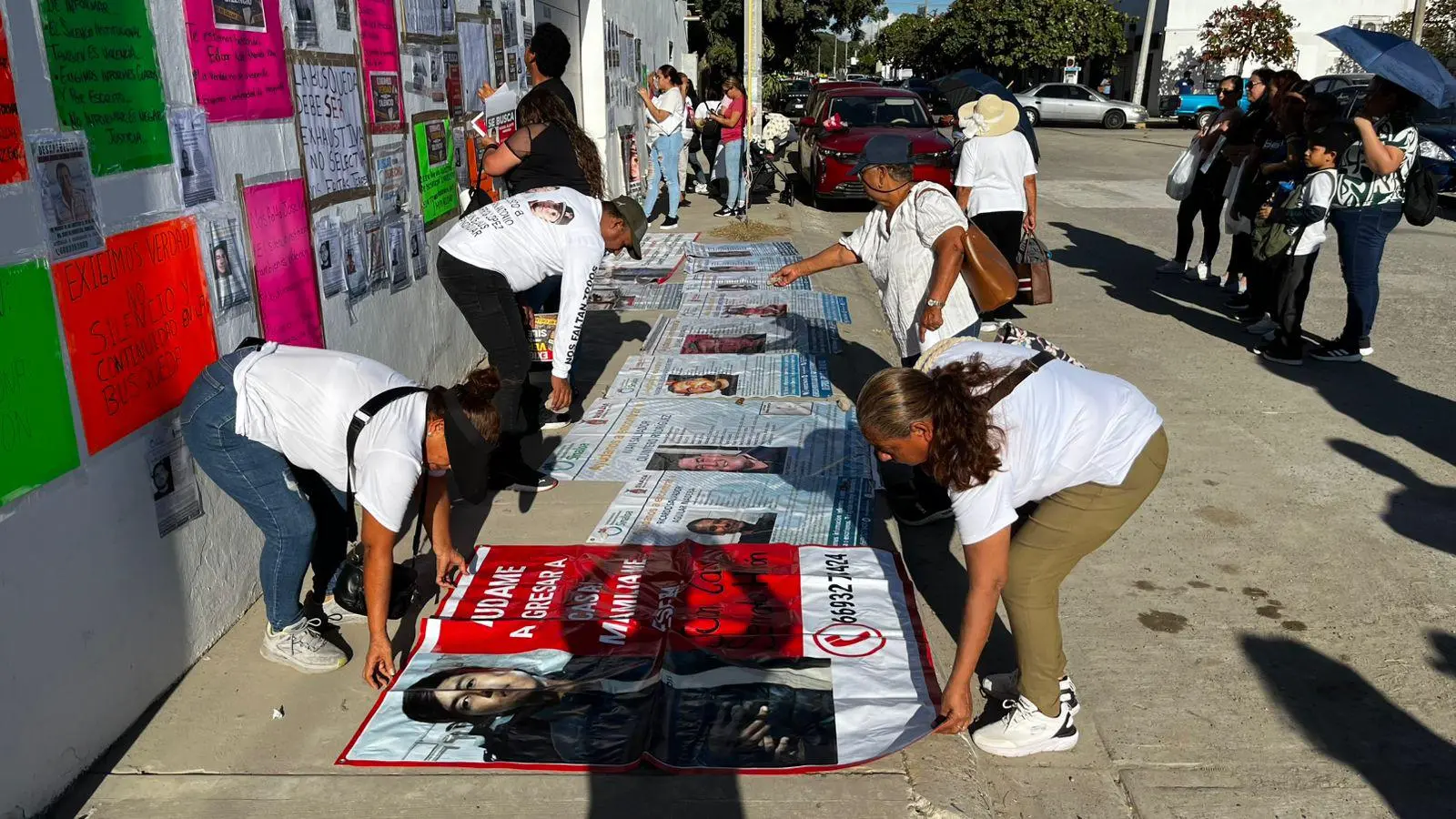 $!Gritan en Semefo y Vicefiscalía en Mazatlán por sus desaparecidos