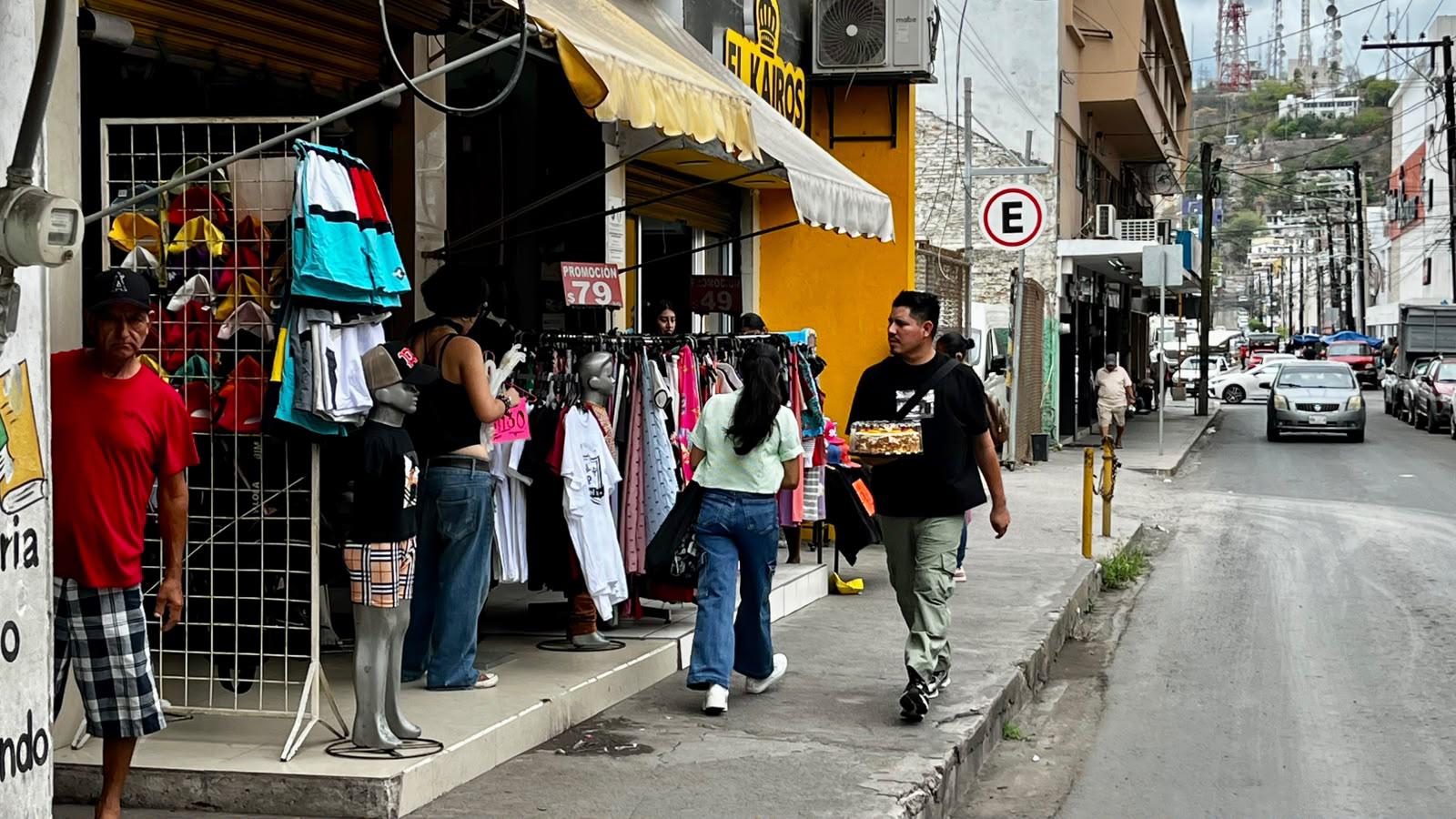 $!Reportan comerciantes poco repunte en ventas por Día del Padre en el Centro de Mazatlán