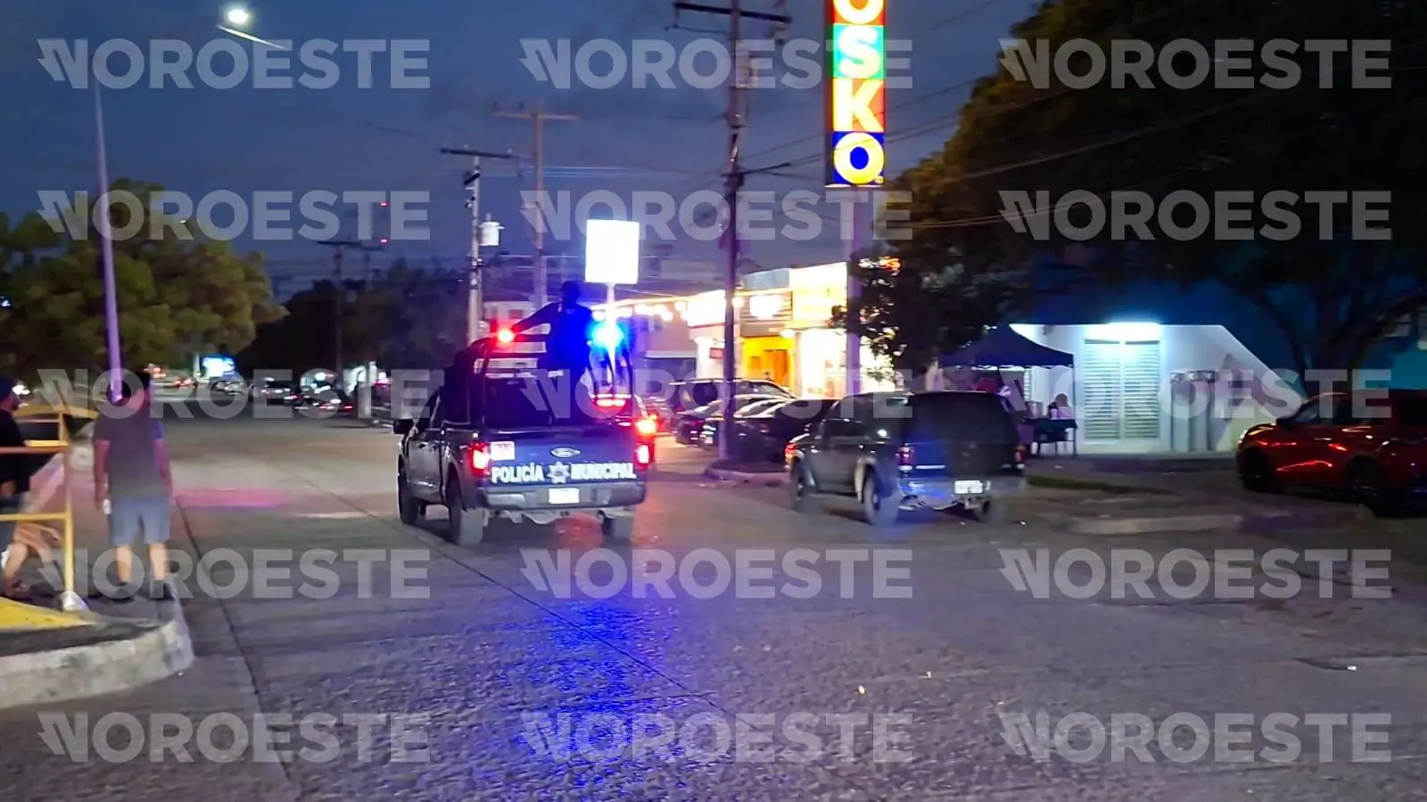$!Tras persecución Policías municipales detienen a dos motociclistas en el Infonavit Alarcón de Mazatlán