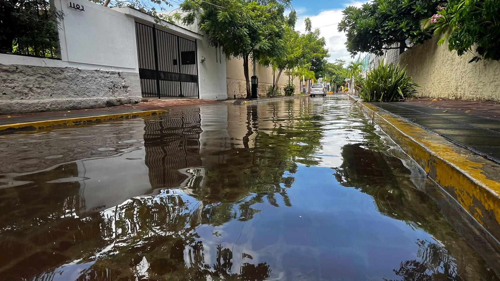 $!Oleaje golpea Olas Altas y deja humedad en el Malecón de Mazatlán