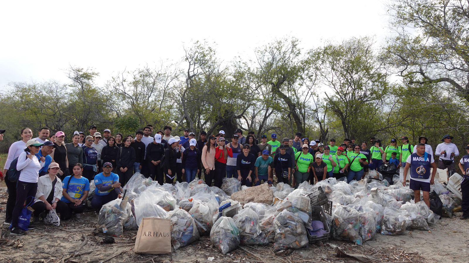 $!MazConCiencia reúne 100 voluntarios y retira 4 toneladas de basura de manglar de Isla de la Piedra