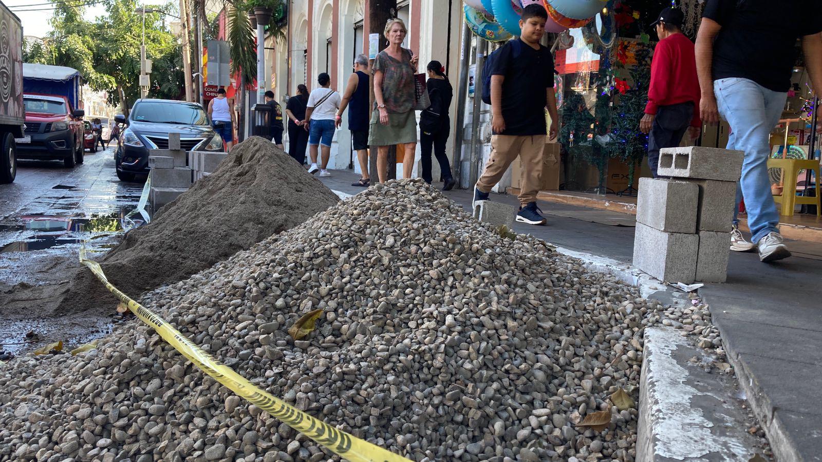 $!En incertidumbre, comerciantes del Centro de Mazatlán por obras en banqueta frente al mercado
