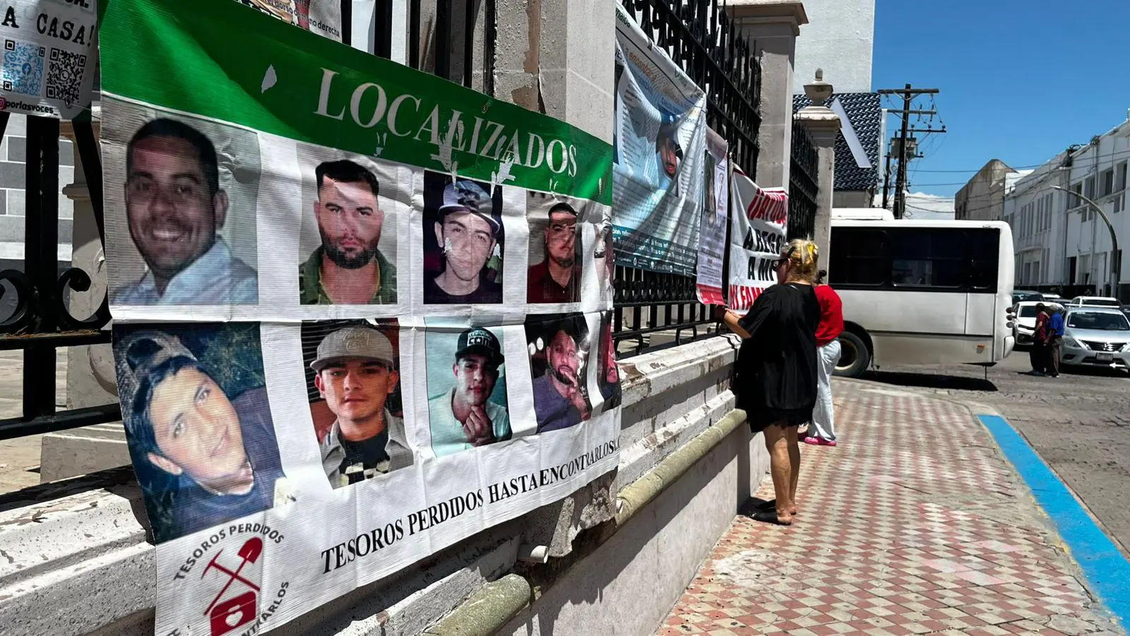 $!Elevan plegaria por sus desaparecidos en Catedral de Mazatlán