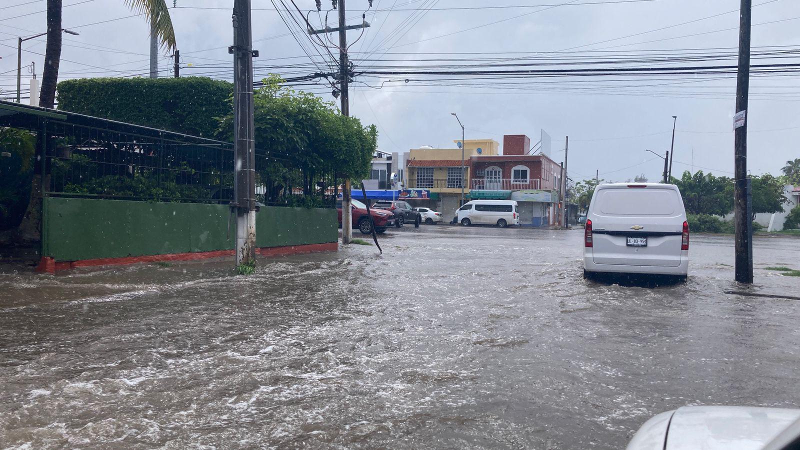 $!Tras las lluvias en Mazatlán, calles quedan encharcadas y alcantarillas rebosadas