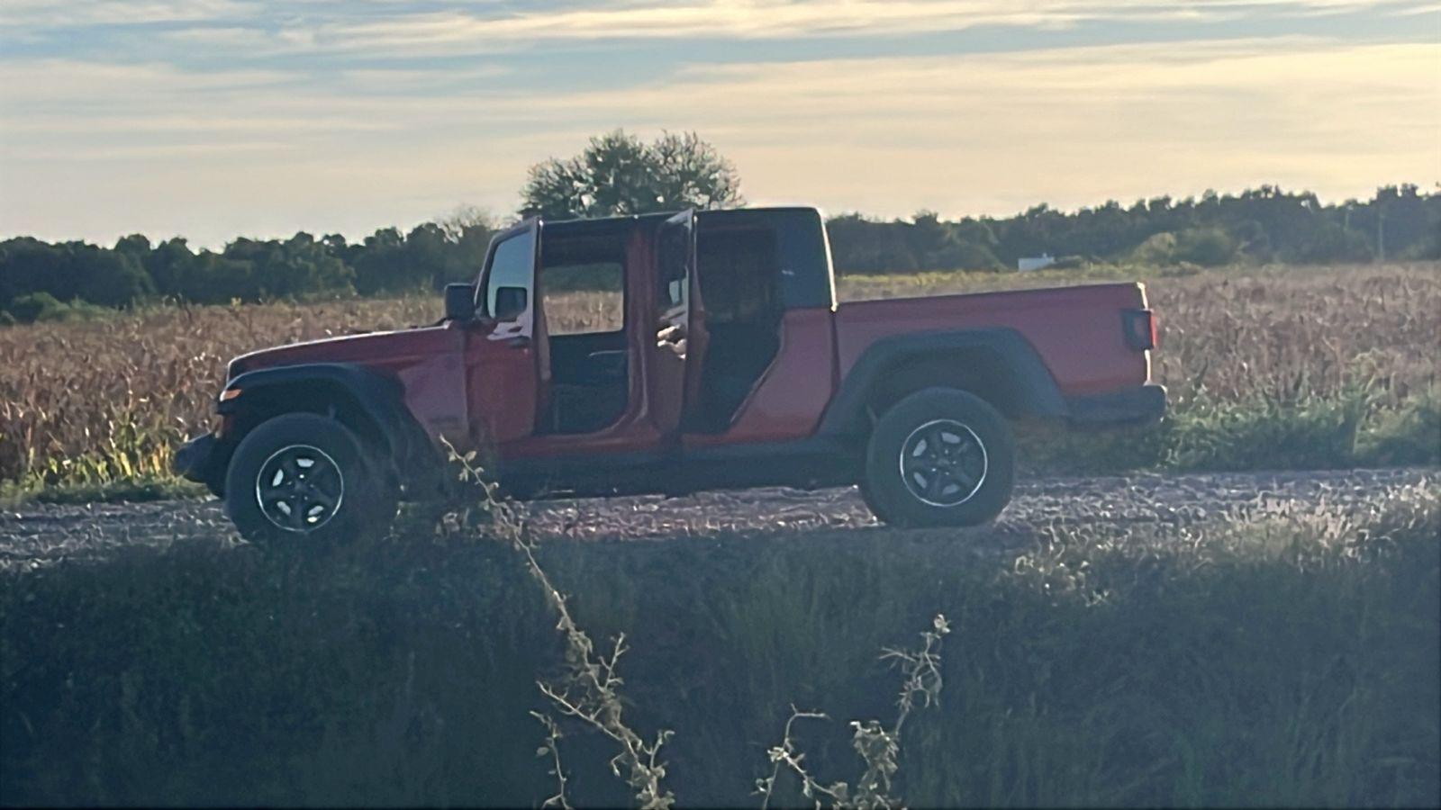 $!Aseguran dos camionetas tras enfrentamiento entre civiles y militares en Otameto, Navolato