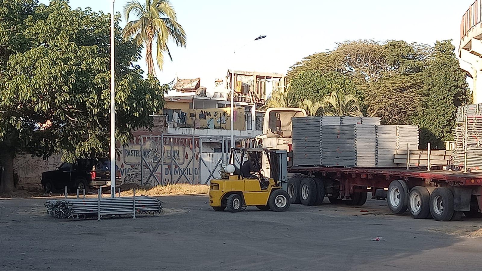 $!Al ‘Teodoro Mariscal’, en Mazatlán, llegan estructuras metálicas similares a las usadas en escenarios musicales