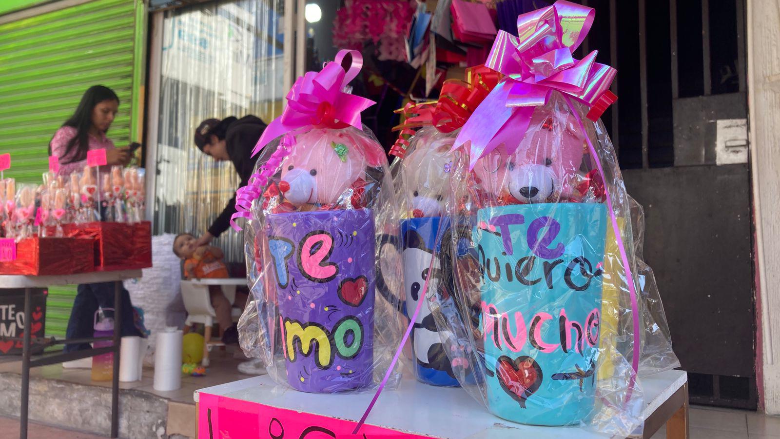 $!Peluches, globos y rosas, sobresalen entre los productos vendibles para el Día de San Valentín