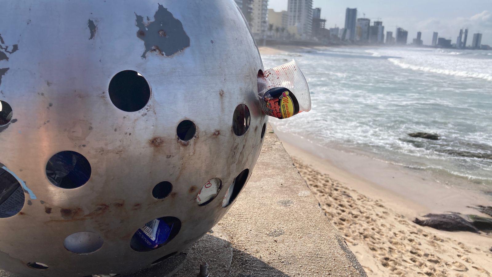 $!Luce lleno de basura el acceso a la playa y zonas aledañas a las Letras de Mazatlán