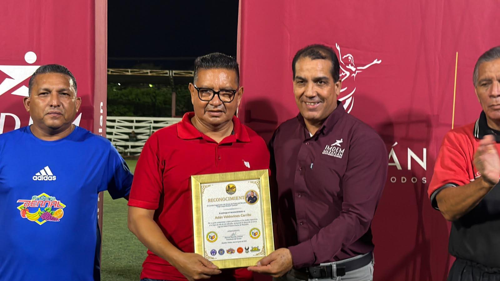 $!Entre nostalgia, homenajes y compañerismo, arranca el segundo Torneo de Futbol del Recuerdo