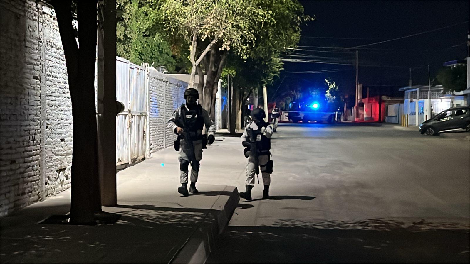 $!Abandonan vehículo baleado y estrellado contra un domicilio de la 21 de Marzo, en Culiacán