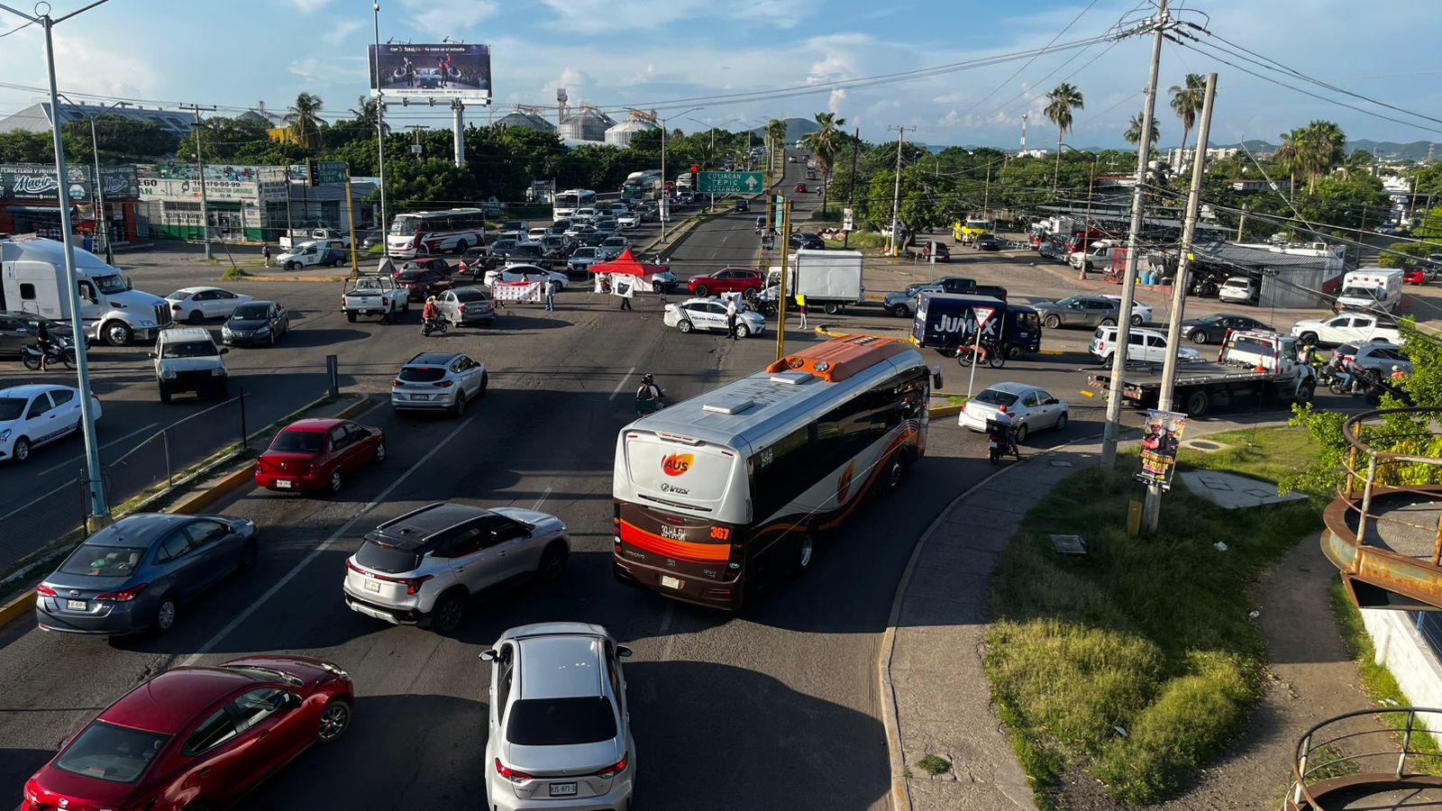 $!Tras bloqueo, madres buscadoras liberan crucero a la altura del ISSSTE, en Mazatlán
