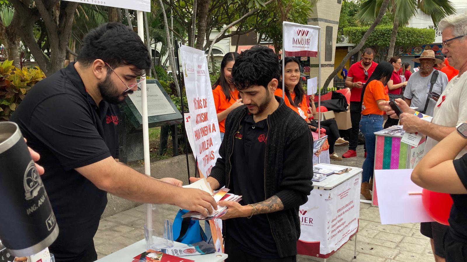 $!Marchan en Mazatlán por el Día Mundial de la Lucha contra el VIH/Sida