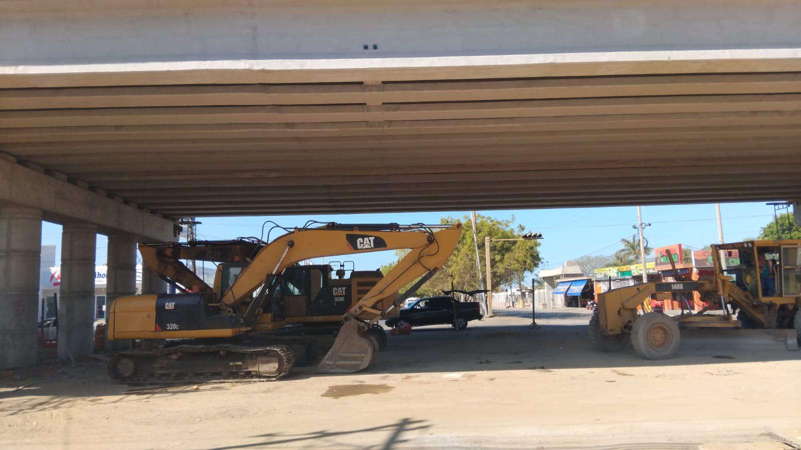 $!Apresuran apertura del puente de la Colosio, en Mazatlán, pero vecinos temen que no dejen banquetas
