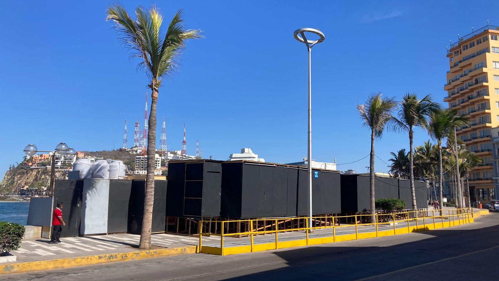 $!Avanzan preparativos del Carnaval de Mazatlán; colocan templetes y baños en zona turística