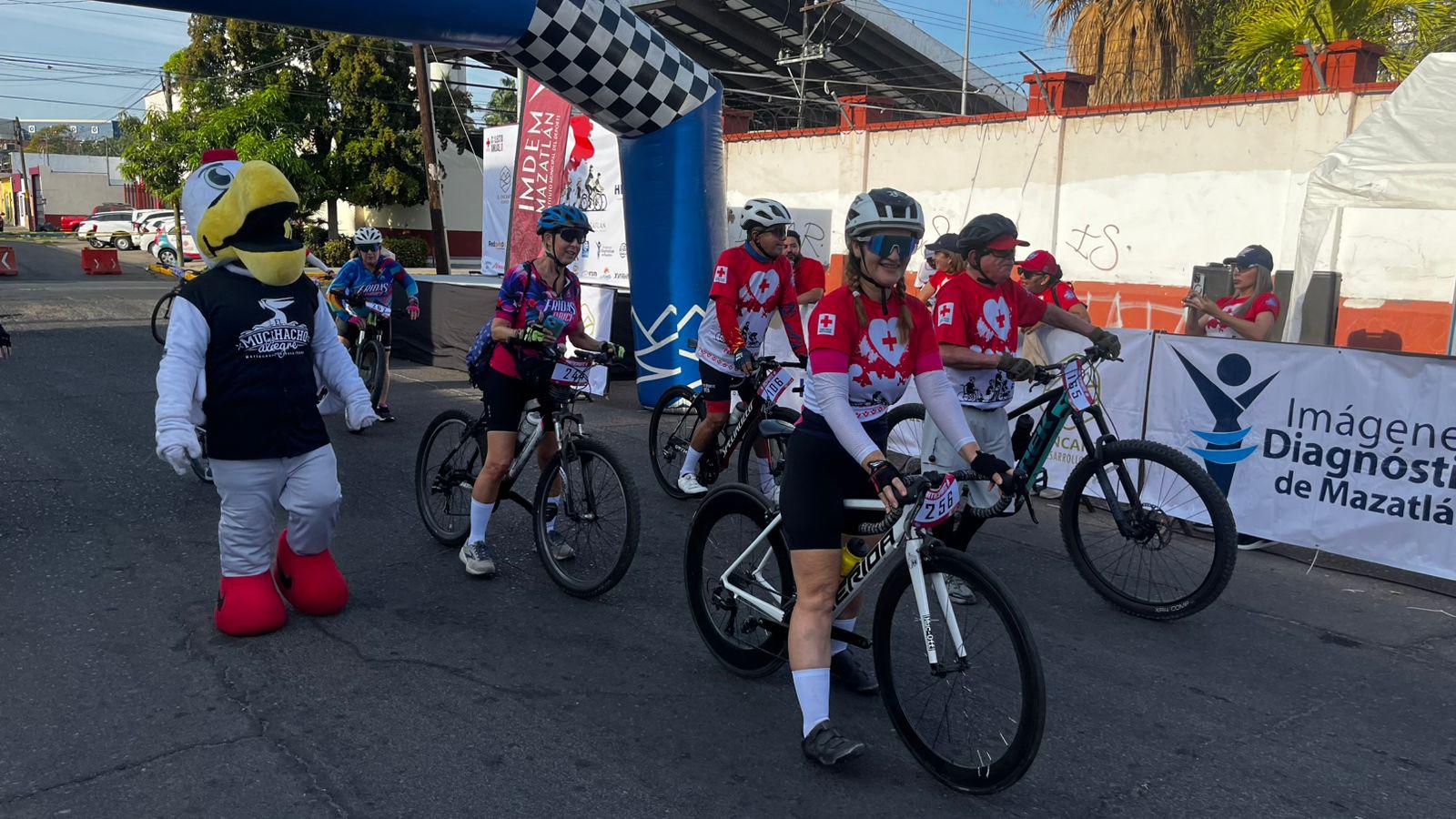$!Pedalean por Cruz Roja en Mazatlán durante rodada altruista