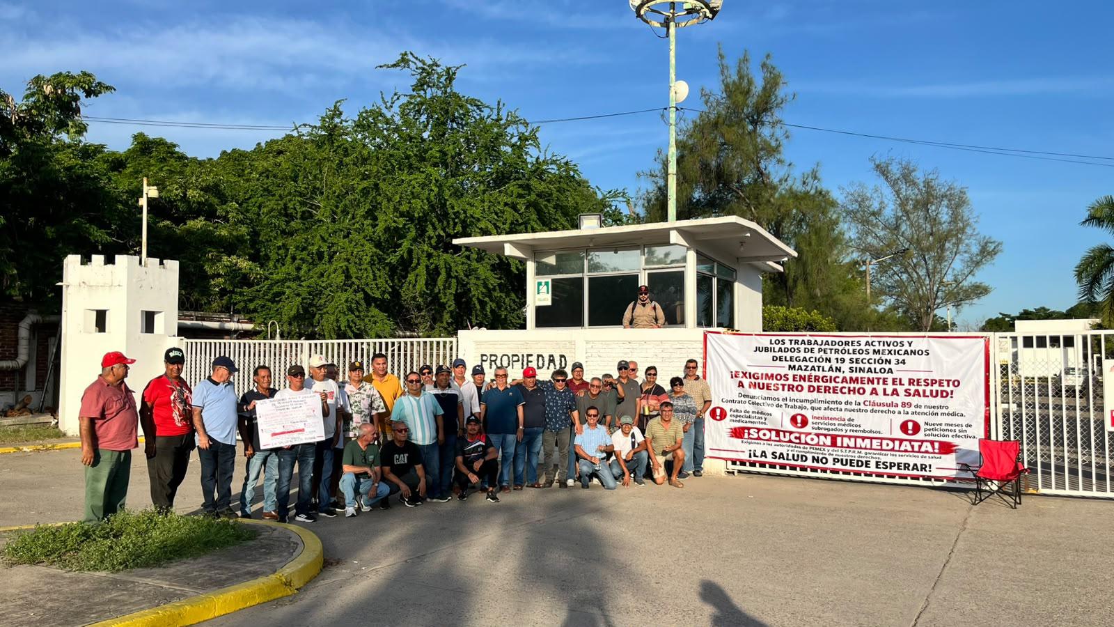 $!Se manifiestan trabajadores activos y jubilados de Pemex para exigir su derecho a la salud