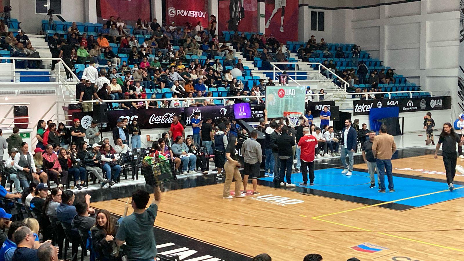 $!Juego entre Venados Basketball y Astros de Jalisco se retrasa debido a problemas con un tablero