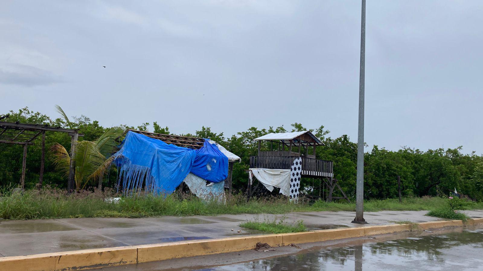 $!Permanece basura estancada a orillas del Estero del Infiernillo, en Mazatlán