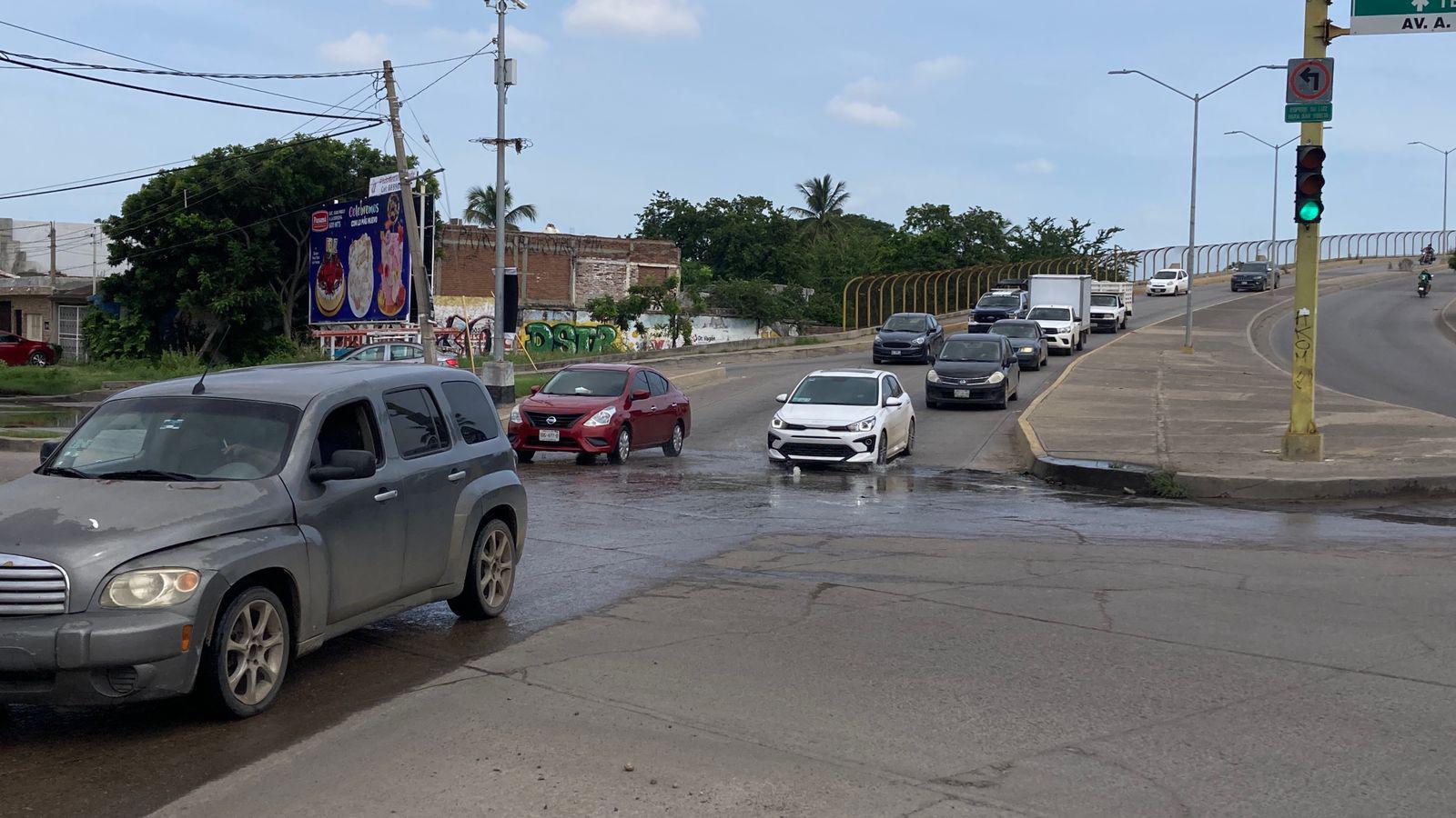 $!Brota ‘fuente’ de aguas negras en crucero de la Juan Pablo II y Arnoldo Rigodanza