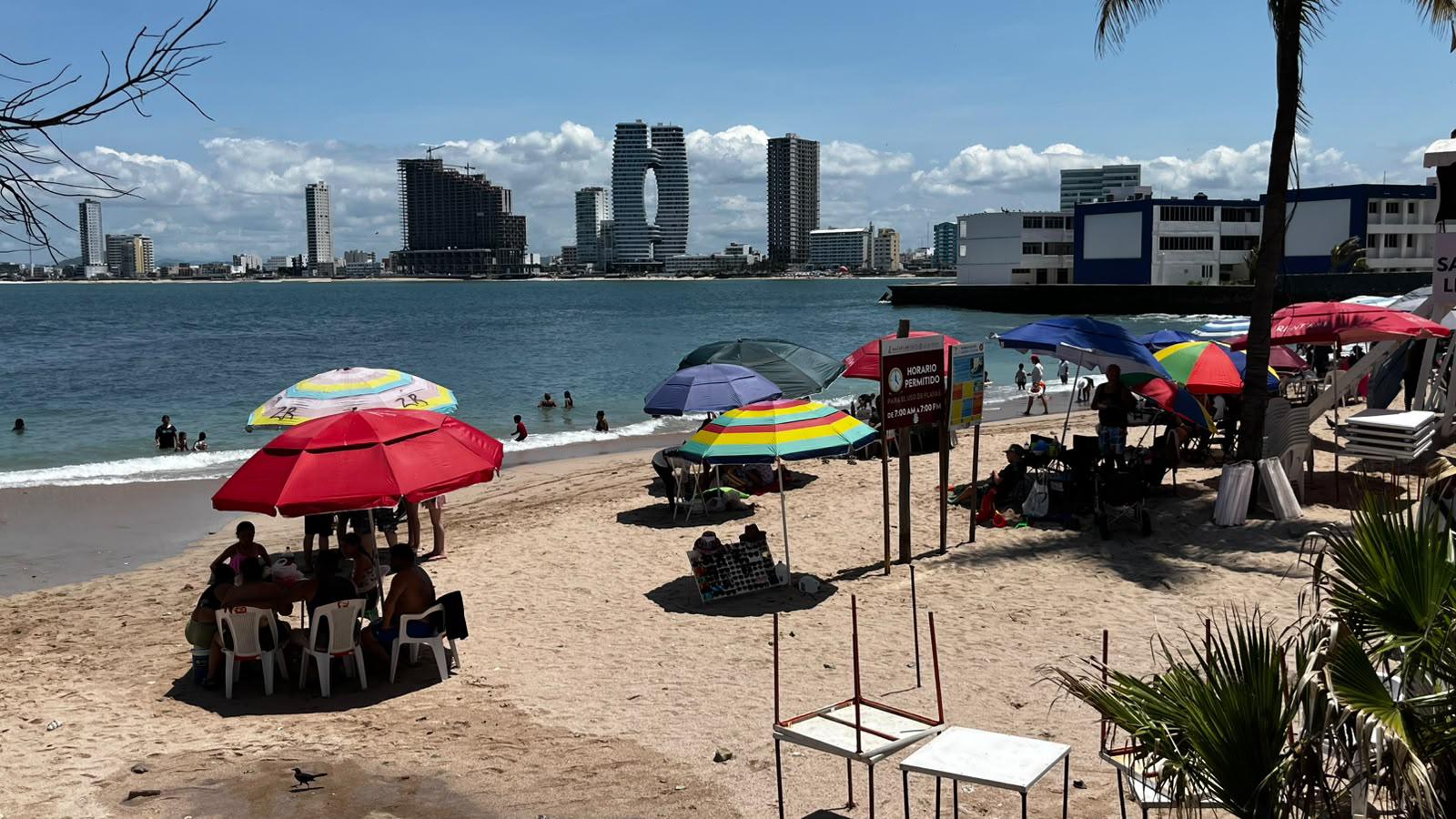 $!Reaparecen sombrillas en Playa Pinitos tras operativo de ordenamiento