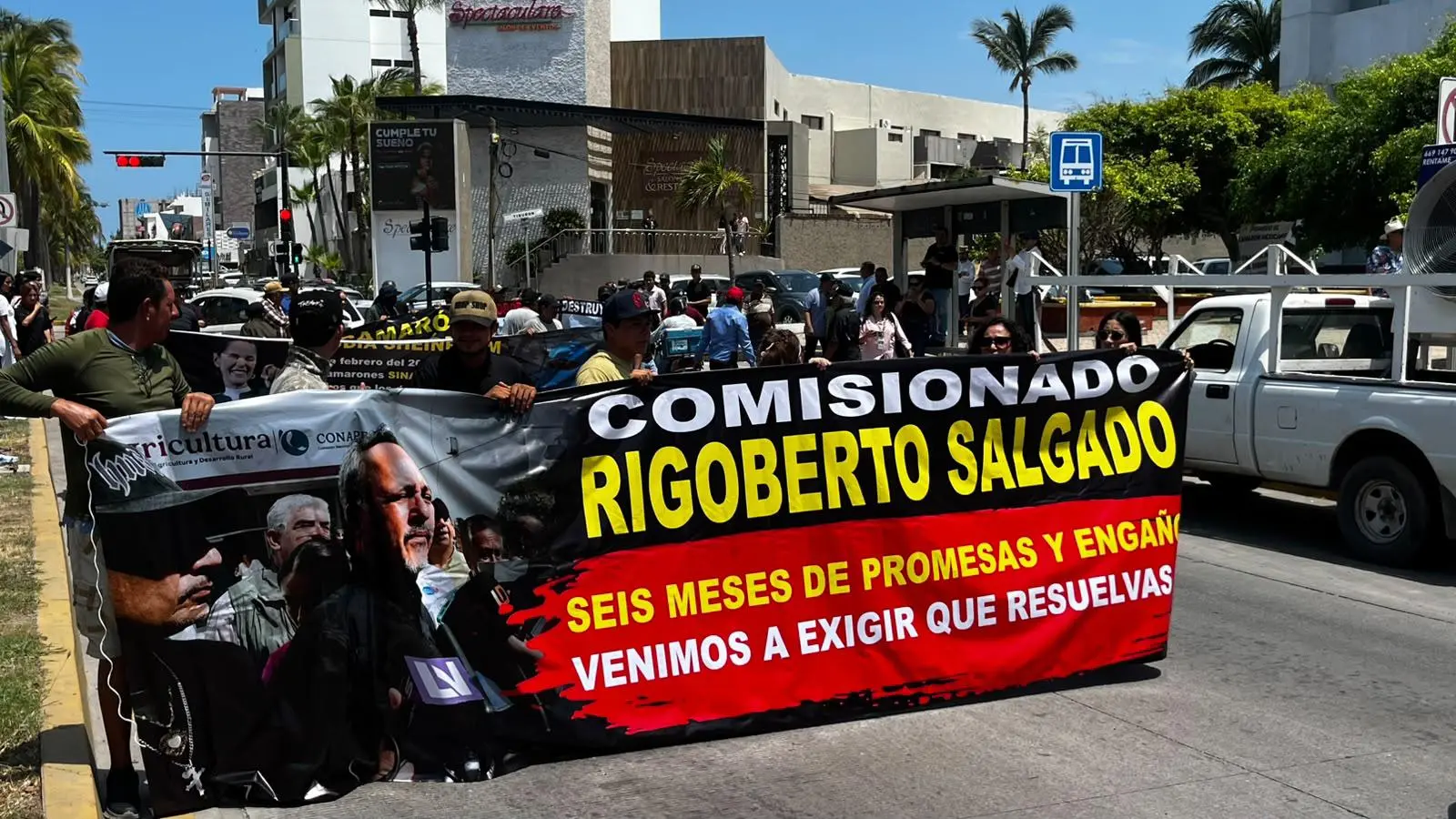 $!Productores acuícolas protestan en zona turística de Mazatlán y toman Conapesca