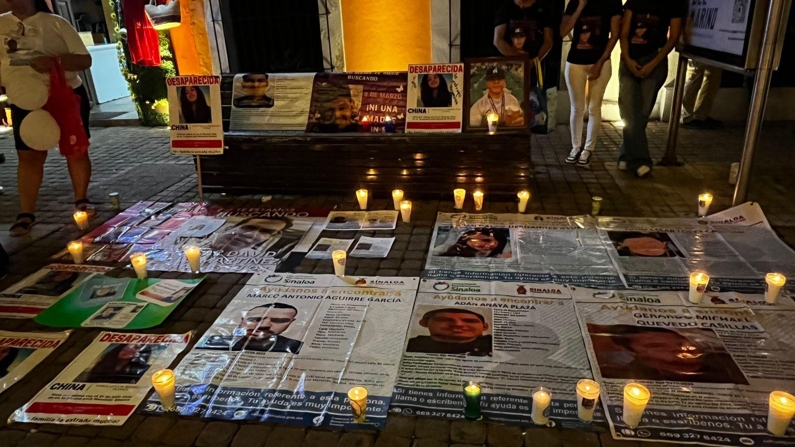 $!Madres de personas desaparecidas se manifiestan afuera del teatro Ángela Peralta, en Mazatlán