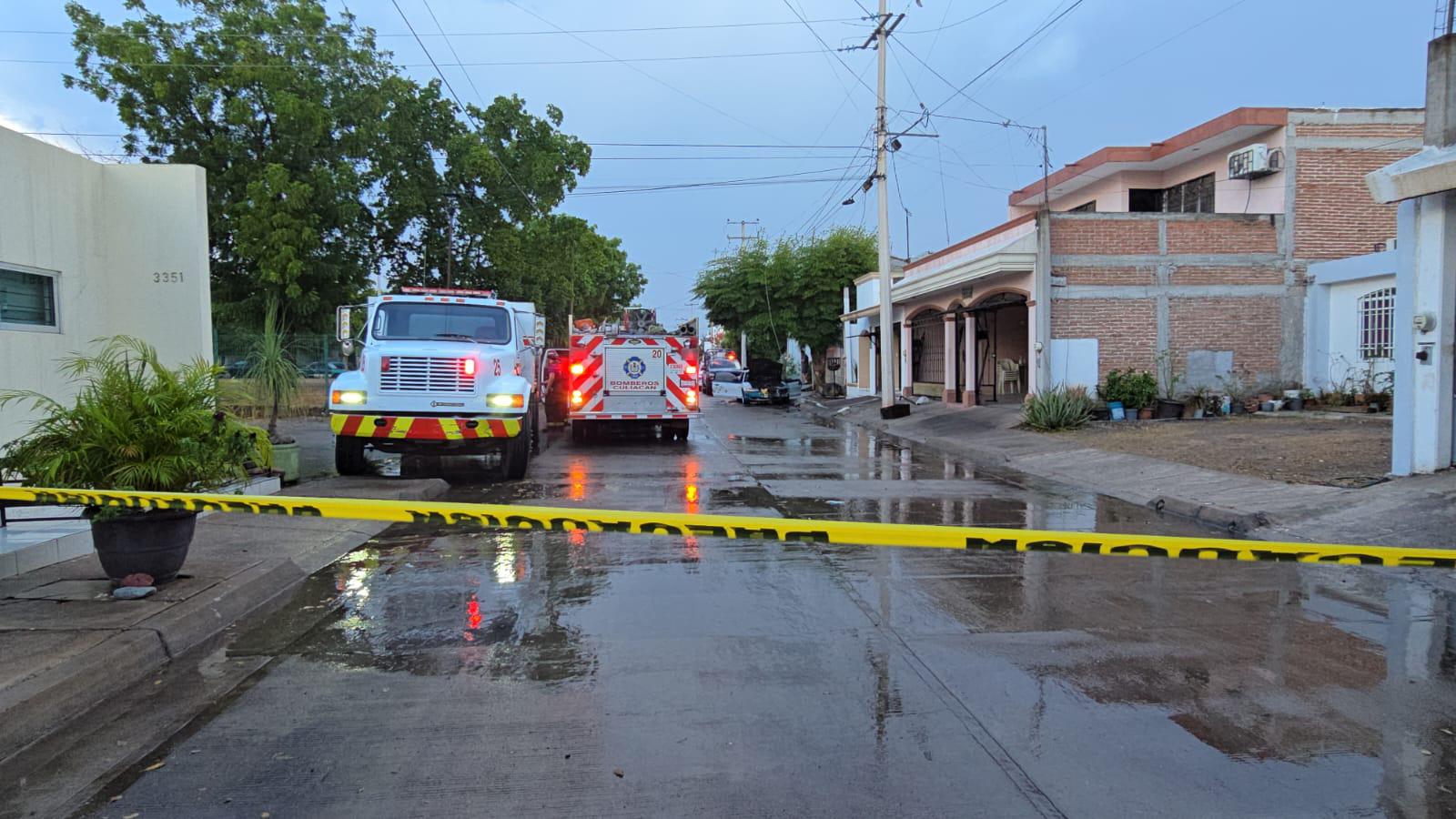 $!Rayo incendia vehículo en la colonia 4 de Marzo en Culiacán
